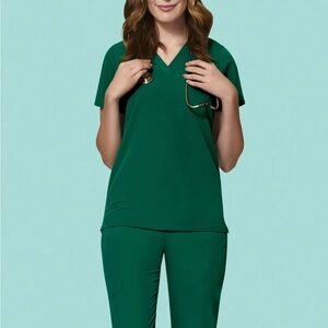 Mandala scrub top in hunter green!